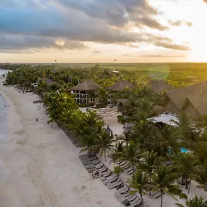 Lirios 4*, Tulum Pueblo Mexico